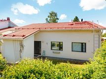 Julkisivu sisäänkäynnin puolelta