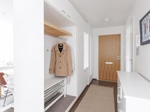 Tilava eteinen runsaalla säilytystilalla.