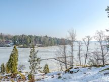 Taloyhtiöllä oma venelaituri.