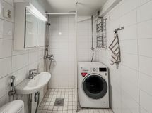 Kylpyhuone on siisti ja kuivaava pesukone voi jäädä asukkaan käyttöön