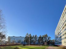 Iso takapiha tarjoaa yksityisyyttä ja puitteet viihtymään.