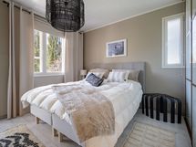 Asunnon master bedroom, josta käynti tilavalle, katetulle parvekkeelle
