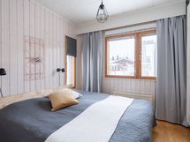 Alakerran makuuhuone, jossa ikkunat kahteen suuntaan