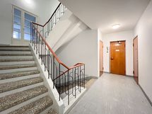 Asunto sijaitsee hissitalon ylimmässä kerroksessa.