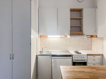 Avokeittiön vieressä on kaappitilaa.