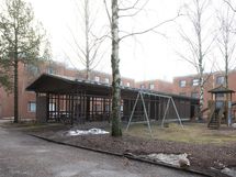 Pihalla on tilaa leikkiä, ja katettu hiekkalaatikko on ilona sadepäivinäkin