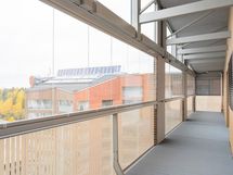 Yläkerran kerhohuoneen parvekkeelta näkee melkein koko Postipuiston