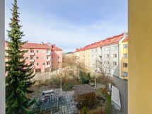 Näkymä ikkunasta luoteeseen. Olemme neljännessä kerroksessa.