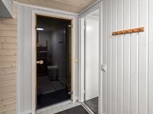 Näkymä pukeutumistilasta: oikealla kylpyhuone, edessä sauna.