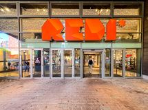 Kauppakeskus REDIn monipuoliset palvelut ovat noin 800 metrin päässä.