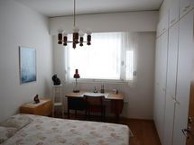 makuuhuoneessa komeroita