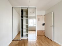 Pienemmässä makuuhuoneessa on liukuovikaapista.