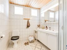 Erillinen WC / Yläkerta