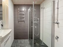 Kylpyhuone on uusittu linjasaneerauksen yhteydessä. Siellä on tilaa pesutornille.