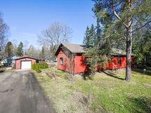 Talo ja talli/saunarakennus kadulta päin