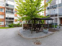 Taloyhtiön piha-alue on suojaisa