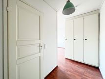 Eteisen kaapistossa säilytystilaa.