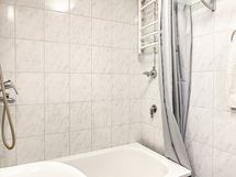 Päältä täytettävä pesukone mahtuu kylppäriin hyvin, myös pesutupa löytyy taloyhtiöstä