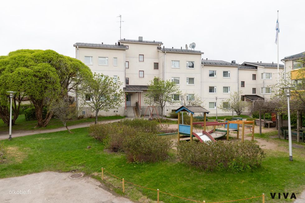 Julkisivu pihalta
