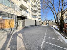 Sisäpiha, josta käynti rappuun.