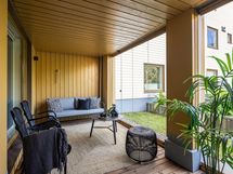 Ylellinen koti lasitetulla terassilla ja asuntopihalla! 