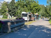 Bussit kulkevat lähistöltä tihein vuorovälein.