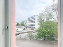 Näkymä keittiön ikkunasta idän suuntaan.