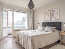 Makuuhuoneesta on käynti asunnon länteen suuntautuvalle parvekkeelle.