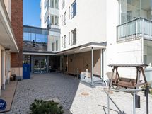 Yhtiön sisäpihan puoleinen sisäänkäynti