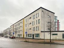 Raidejokeri Tiedepuiston pysäkki muutaman minuutin kävelymatkan päässä.