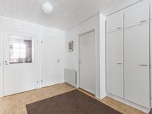 Eteisaulassa on säilytyskaapistot.