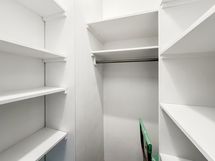 Erillinen vaatehuone tarjoaa arvokasta säilytystilaa.