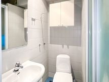 Kylpyhuone on kompakti. Pesutuvassa peset näppärästi pyykit.