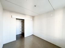 Makuuhuoneen yhteydessä on vaatehuone