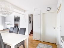 Keittiöstä käynti kodinhoitohuoneeseen