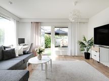 Tilavasta olohuoneesta on käynti omalle terassille ja pihalle.