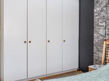 Makuuhuoneissa on runsaasti säilytystilaa vaatteille.