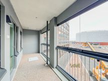 Upealla sijainnilla oleva 3. kerroksen tuliterä koti, jossa on tilava lasitettu parveke merelle