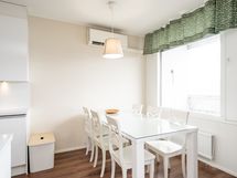 Ruokailutilassa on ilmalämpöpumppu
