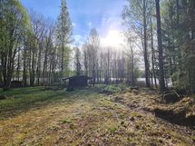 Mökki parkkipaikalta päin