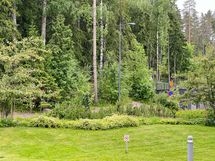 Metsä reunustaa tonttia, meri ja ulkoilureitit ovat lähellä.