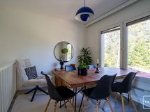 Tällä hetkellä olohuone käytössä ruokailutilana.