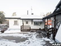 Pihassa oleva erillistalo