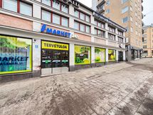 S-market Vaasanhalli asunnolta vain 110m. (1min). Lähellä myös muita kauppoja.