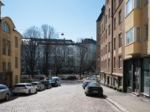 Palvelut, ratikka ja metro lähellä.