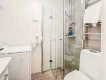 Kylpyhuone on moderni ja siellä on pesukoneelle paikka