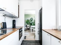 Huoneiden väliin jää tyylikäs nykyaikainen keittiö.