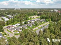 Ilmakuva mm. OYS päin. Näkyy takana vasemmalla. Oikealla päin näkyy mm. koulu.