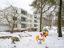 Asunnon laajalla piha-alueella on kaksi leikkialuetta perheen pienimmille.