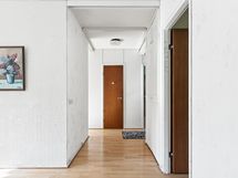 Olohuoneesta eteiseen